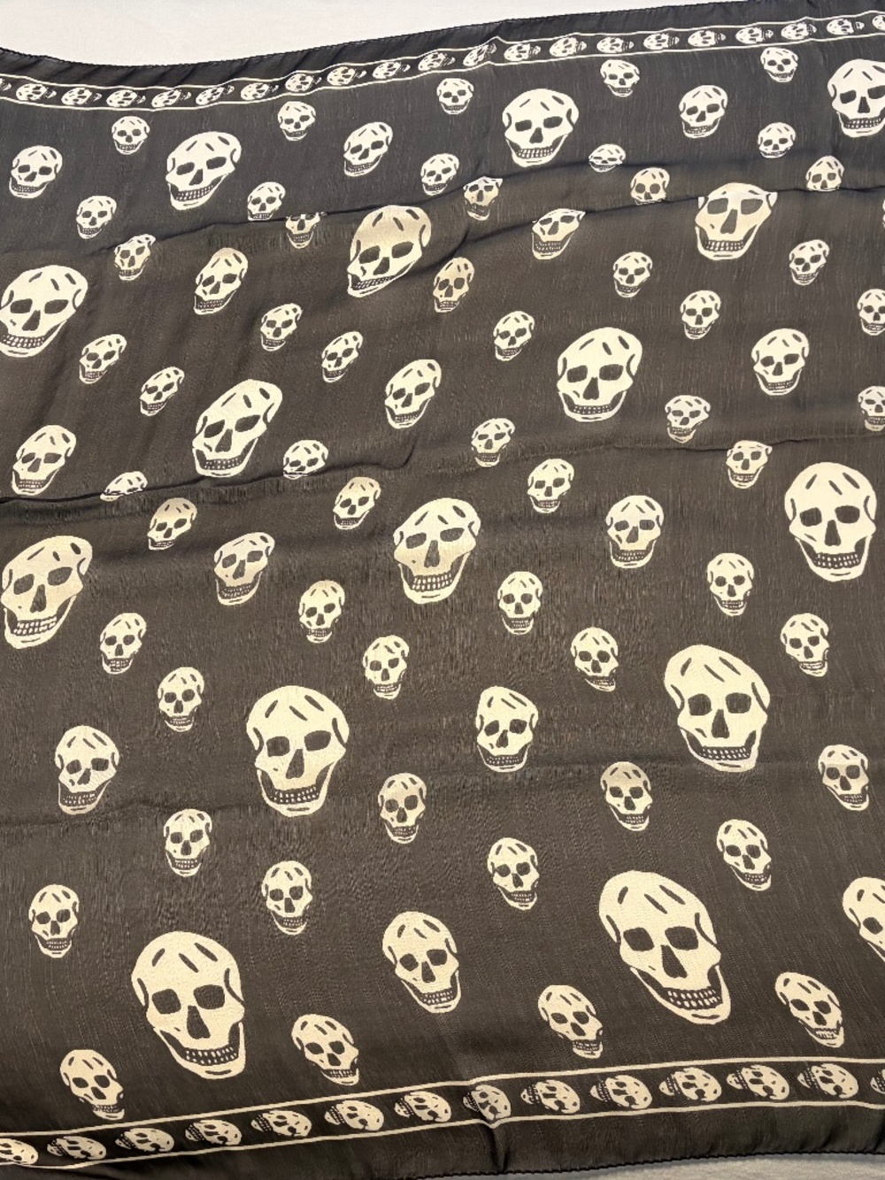 AUTHENTIC ALEXANDER McQUEEN Classic Skull Scarf – Black & White